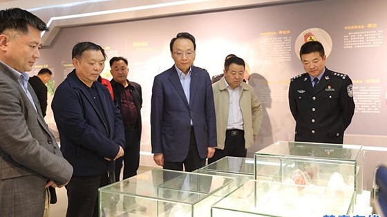 市委常委、政法委書記楊健蒞臨縣禁毒教育基地參觀指導(dǎo)